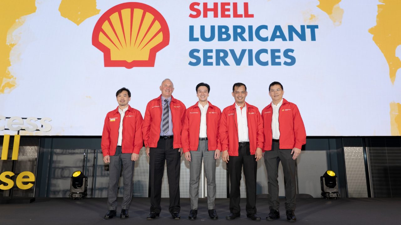นายกมลพัทธ์ พหลโยธิน (ที่ 3 จากซ้าย) กรรมการบริหาร ธุรกิจน้ำมันหล่อลื่น บริษัท เชลล์แห่งประเทศไทย จำกัด นายไมเคิล ลองบอตท่อม (ที่ 2 จากซ้าย) และนายอลองโซ่ ซิลวา (ที่ 2 จากขวา) ผู้เชี่ยวชาญของเชลล์จากประเทศออสเตรเลีย และประเทศฟิลิปปินส์ 