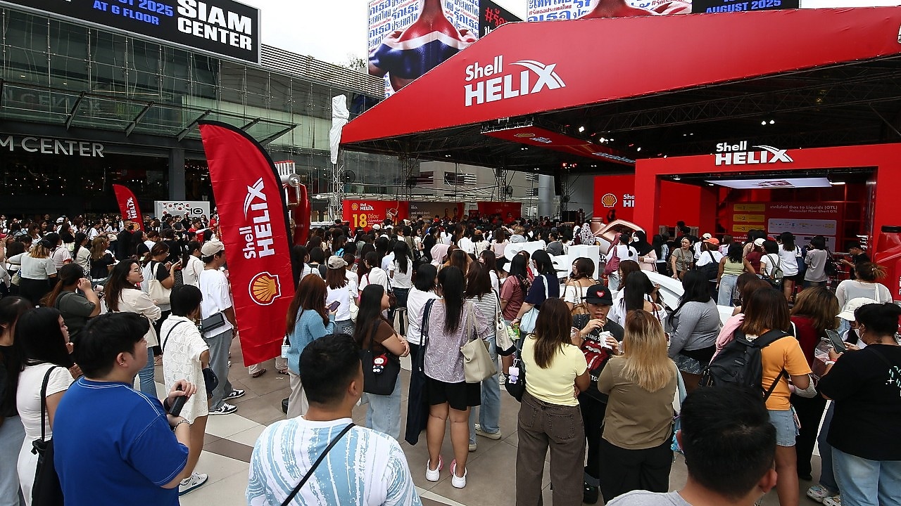 The hottest vibe in Siam! Fans packed Parc Paragon for the Shell Helix Ultra launch.