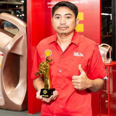 The winner of the car mechanic category from Khon Kaen.