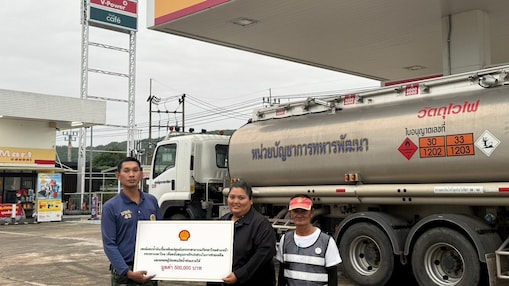 Shell donates fuel to the The Ministry of Defense Disaster Relief Center to support relief efforts in southern Thailand.