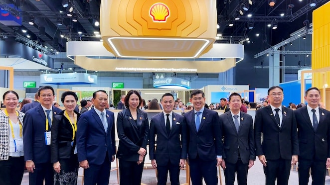 Executives of The Shell Company of Thailand Limited welcomed Mr. Akanat Promphan, Minister of Energy, and his delegation to the Shell booth at Gastech 2026.