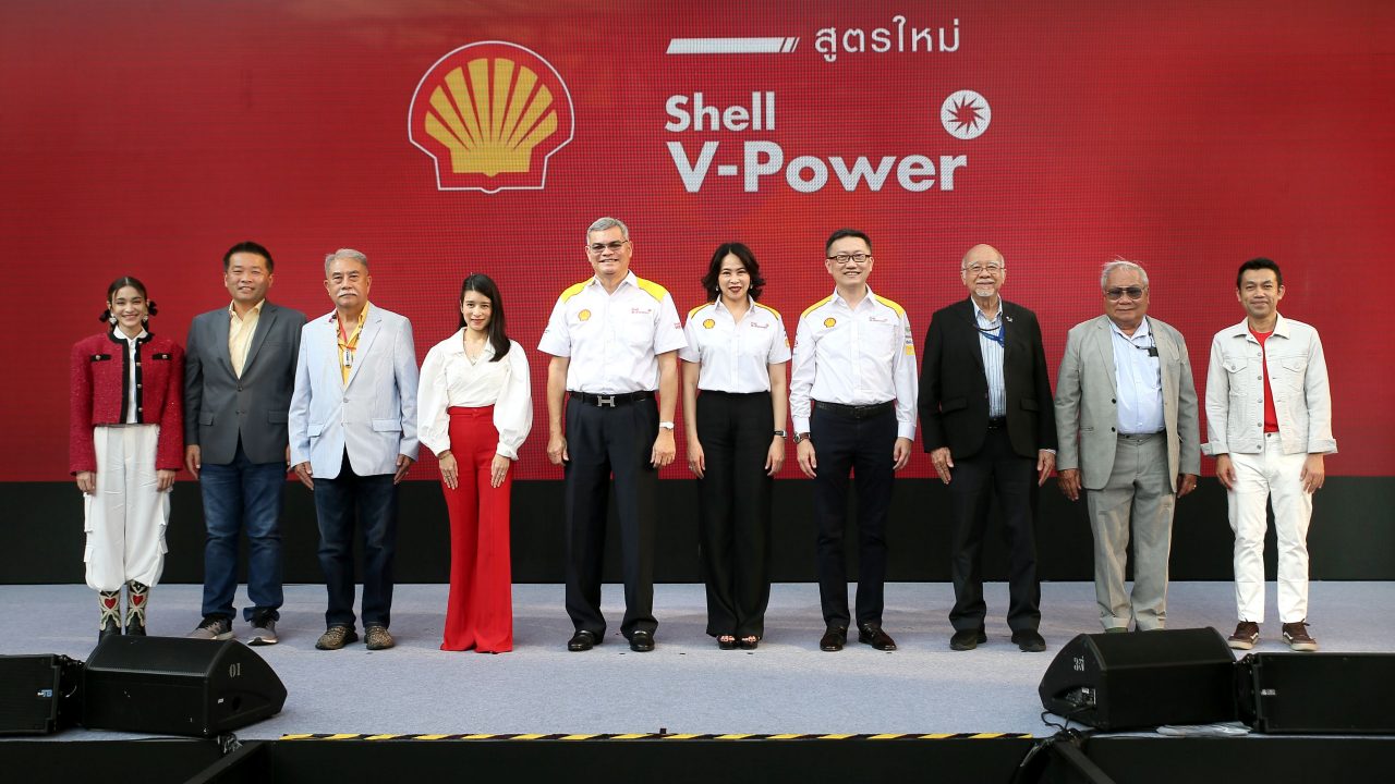 Shell Thailand executives: Mr. Panun Prachuabmoh, Country Chairman, Ms. Ornuthai Na Chiangmai, Ultimate Potential Lead, Shell Shareholder Representative South Africa & Ukraine, Shell Mobility, and Mr. Ruengsak Sritanawiboonchai, Executive Director of Mobility Business, with an executive from Cavallino Motors, senior executives of leading motoring media, Thanachaj Ujjin (Pod) and Marie Eugenie Le Lay (Zom)