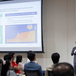 “The Global Economy and Growth Opportunities for the Thai Private Sector” with speakers from the Bank of Thailand, UOB Asset Management Thailand Co., Ltd. and The Shell Company of Thailand Limited.