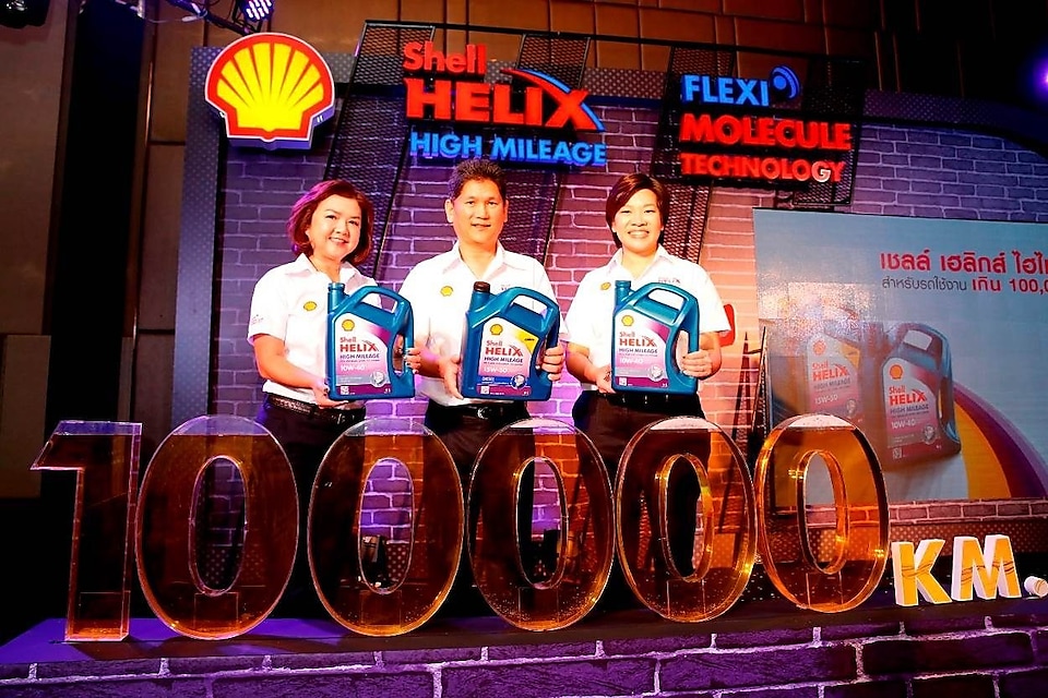 Mr. Asada Harinsuit, Chairman, The Shell Company of Thailand (center) launches Shell Helix High Mileage, semi-synthetic motor oil, designed specifically for high mileage engines or vehicles over 100,000 km mileage.