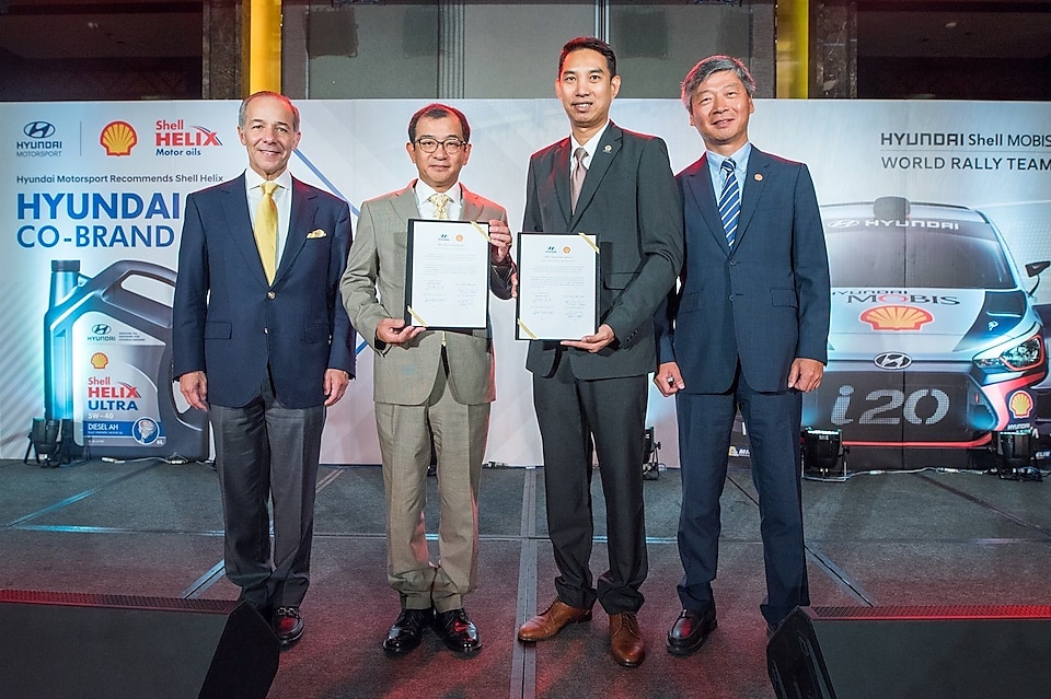 (From left: Mr. Jorge Diaz Del Castillo Paredes, Executive Vice President of Hyundai Motor (Thailand) Co., Ltd., Mr. Toshihide Ano, President of Hyundai Motor (Thailand) Co., Ltd., Mr. Kritsada Subhap, Sales General Manager, Automotive OEMs Business, The Shell Company of Thailand Limited, and Mr. Hyunju Chang, Global Account Manager for Hyundai, Hankook Shell Oil Company Ltd.)