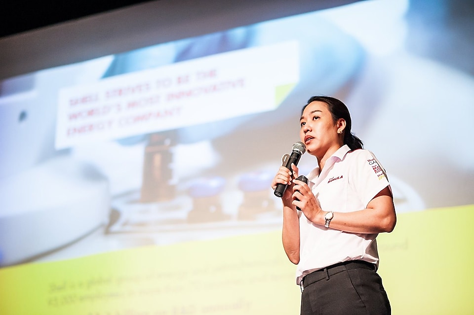 Ms. Pathamaporn Sawetjindakorn, Technical Director – Lubricants Thailand, addressed ‘Shell’s technological excellence in the development of lubricant oil for the transport industry’ and introduced the CK-4 heavy duty diesel engine oils, which are one of Shell’s most popular products.