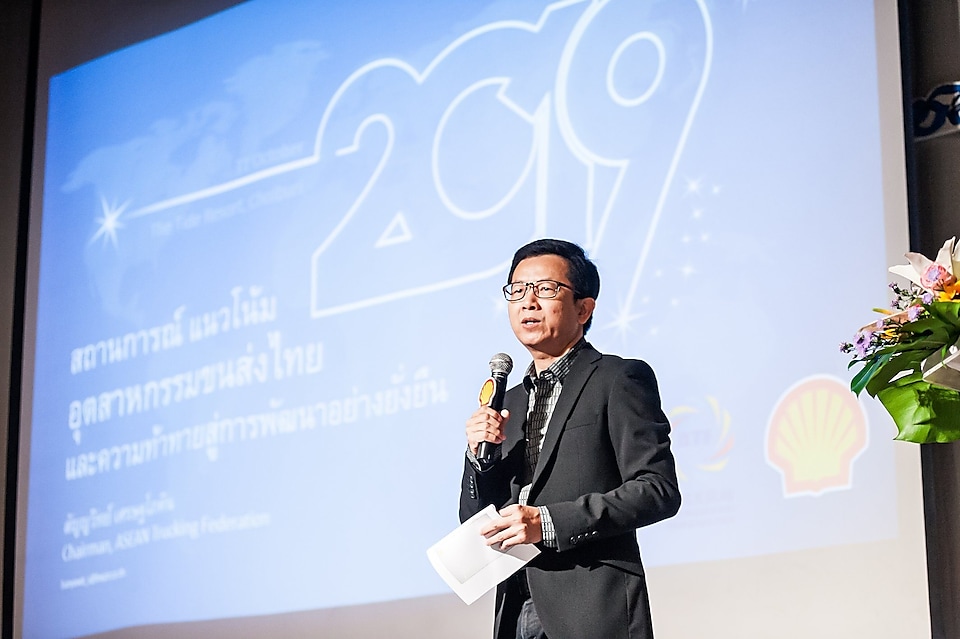 Mr. Sunyawit Sethapokin, Chairman of the ASEAN Trucking Federation, spoke on the topic ‘Situation and trends in the Thai transport industry and sustainable development challenges’