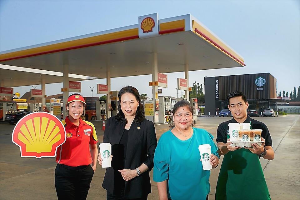 Ms. Ornuthai Na Chiangmai, Executive Director of Retail Business (2nd from left) , The Shell Company of Thailand Limited, and Mrs. Nednapa Srisamai, Managing Director ( 2nd from right),  Starbucks Coffee (Thailand), at the opening of the first Starbucks store in a Shell station located at Shell Montien Rung Rueng Branch 5 service station 