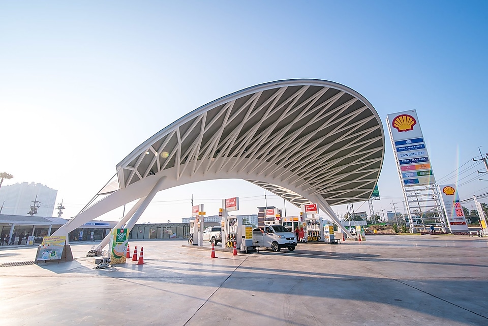 The Shell station at Hua Hin One, Thew Talay stands out from other fuel stations with its modern and unique design. 