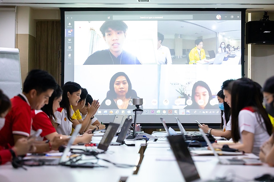 many people in video conference 