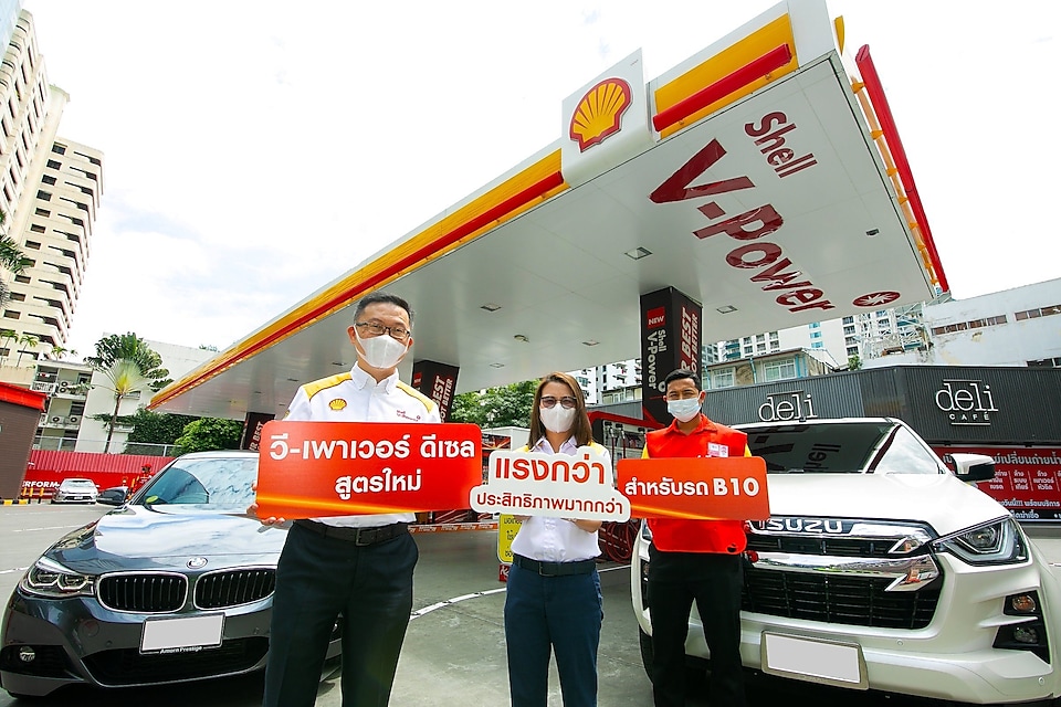 The Shell Company of Thailand Ltd., led by Mr. Ruengsak Srithanawiboonchai, (left) Acting Executive Director of Retail Business and Ms. Suwara Supreeyathitikul, (center) Vice Executive Director of Retail Business, launches the new Shell V-Power Diesel with DYNAFLEX Technology for Diesel B10-compatible vehicles.