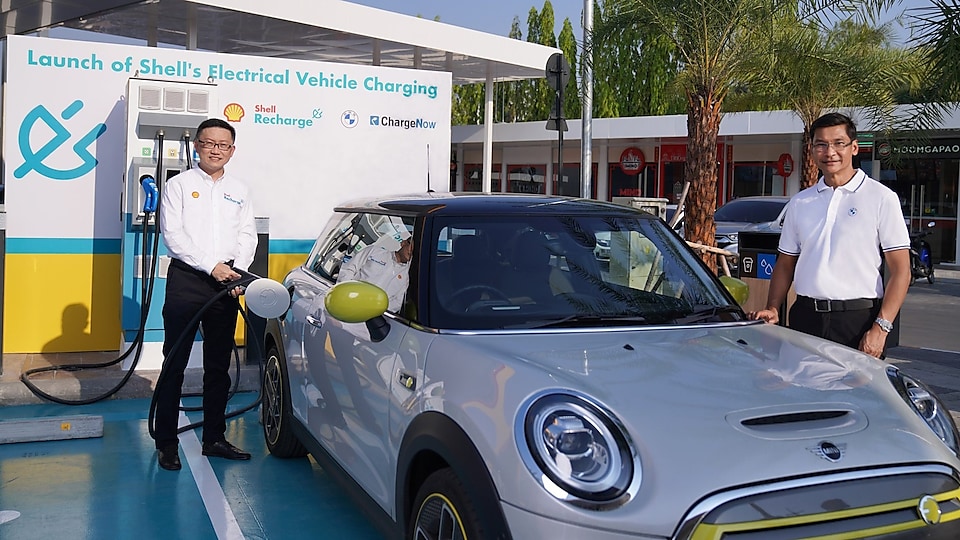 Mr.Ruengsak Sritanawiboonchai, Acting Executive Director – Retail Business of The Shell Company of Thailand Limited (Left) charges an EV car at the first Shell Recharge’s EV Charger in Thailand with  Mr.Krisda Utamote, Director Corporate Communications, BMW Group Thailand (Right) at Shell station on Kanchanaphisek Road.