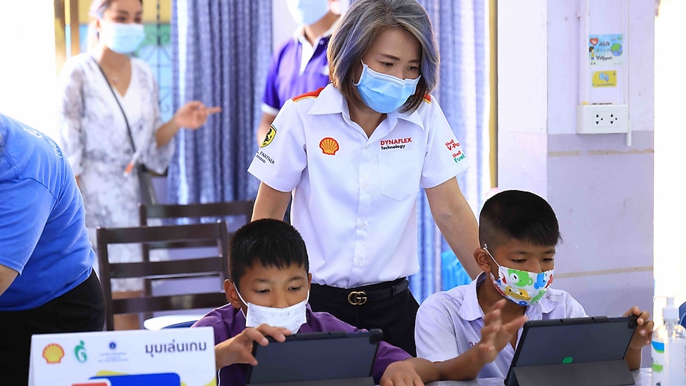 The Shell Company of Thailand Limited, led by Mr. Panun Prachuabmoh - Country Chairman, delivered the lessons under the ‘Shell School Road Safety’ programme.