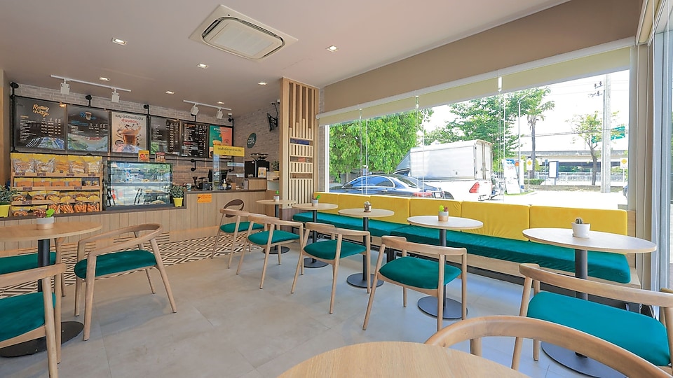 The first Shell Café in Thailand at the new Shell station in front of Soi Nuanchan, Praditmanutham Road, Bangkok