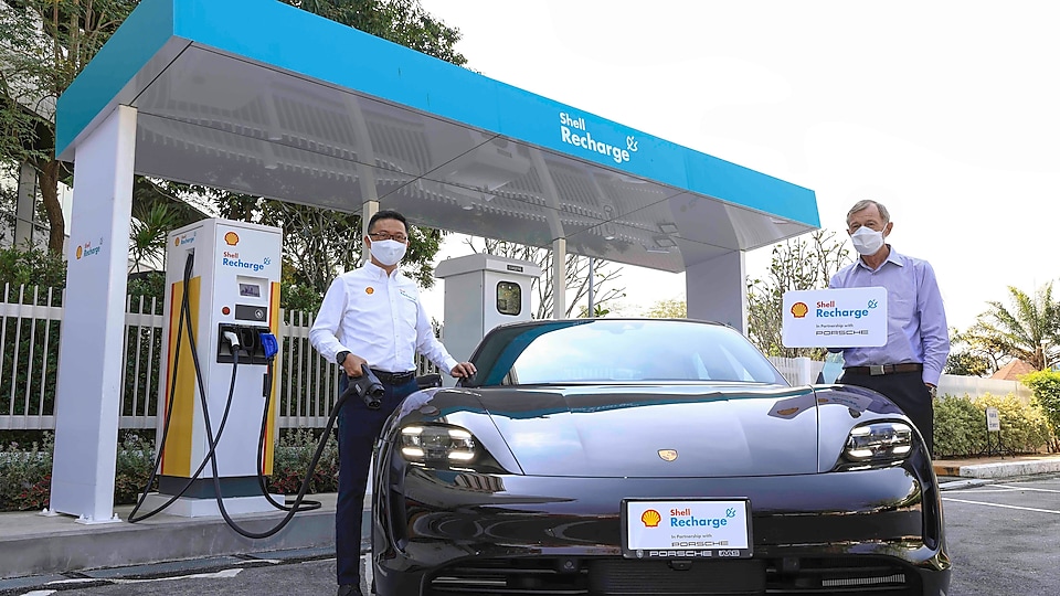 Shell led by Mr. Ruengsak Srithanawiboonchai (left), Executive Director of Mobility, The Shell Company of Thailand Limited and Porsche led by Mr. Peter Rohwer (right), Managing Director, Porsche Thailand – AAS Auto Import Co., Ltd. extend electric vehicle high-performance charging network from Malaysia to Thailand