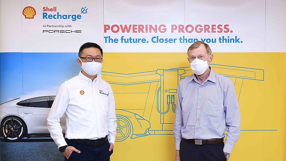 Mr. Ruengsak Srithanawiboonchai (left), Executive Director of Mobility, The Shell Company of Thailand Limited and Mr. Peter Rohwer (right), Managing Director, Porsche Thailand – AAS Auto Import Co., Ltd.