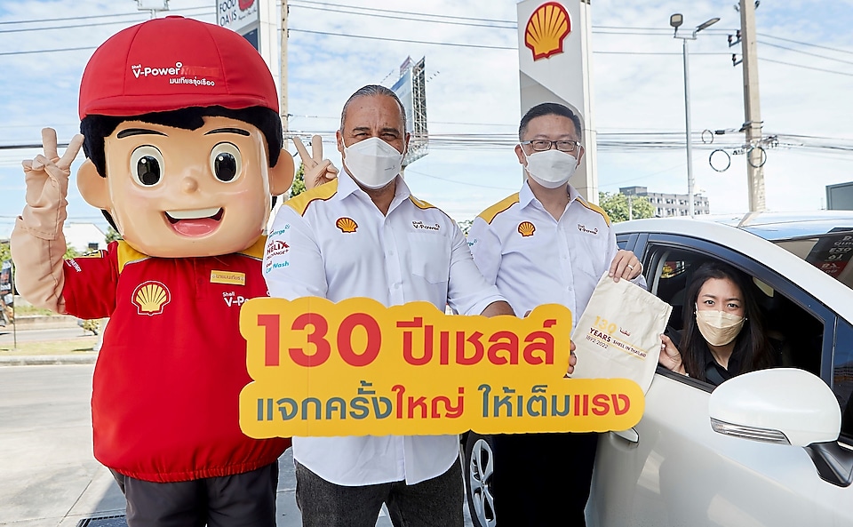 Mr. Amr Adel (center), Senior Vice President, Shell Mobility East, during his visit to Thailand, and Mr. Ruengsak Srithanawiboonchai (right), Executive Director of Mobility Business arranged special activities to bring happiness to Thai consumers at Shell stations nationwide