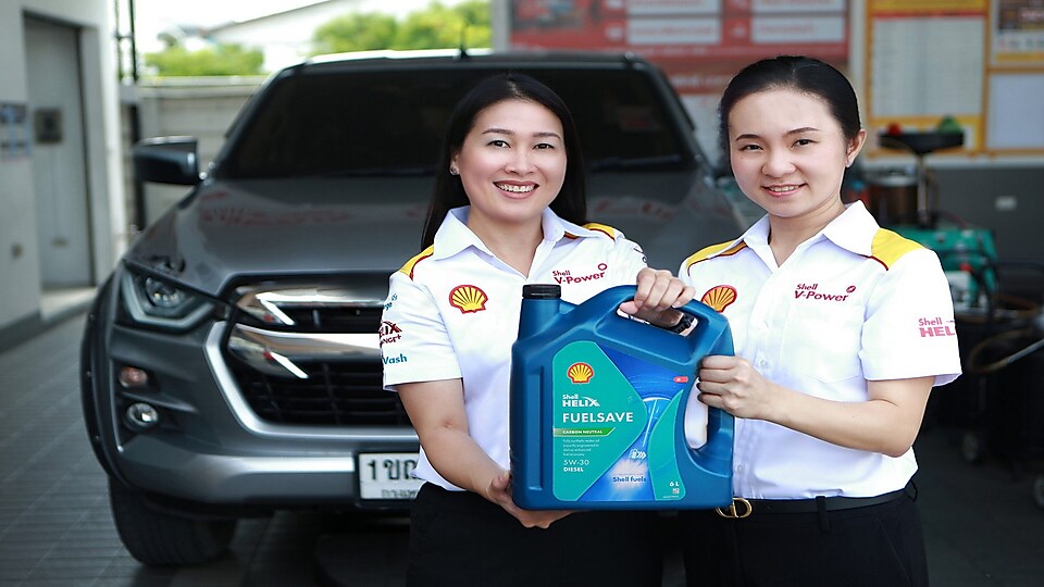 Engine oil developed in synergy with Shell fuels; when used in tandem, it enhances fuel savings even further.