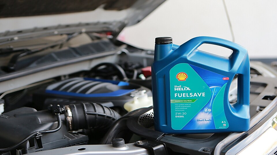 Shell Helix FuelSave Diesel engine oil provides added value with its substantial 6-liter capacity.