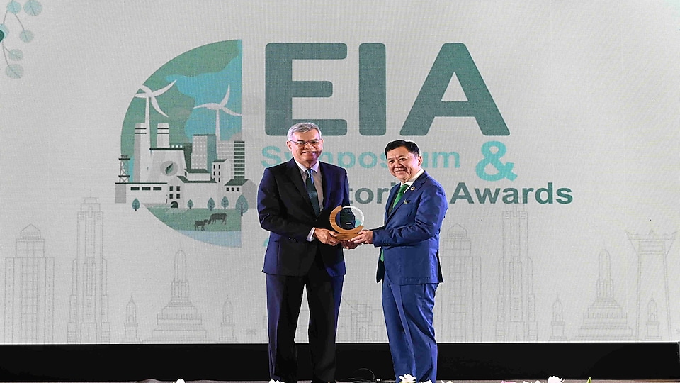 Mr. Panun Prachuabmoh, Country Chairman, the Shell Company of Thailand Limited (left) received the EIA Monitoring Awards 2023