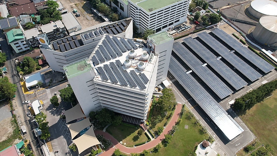 Shell installed solar panels on the rooftops of the company’s headquarters and parking lots.