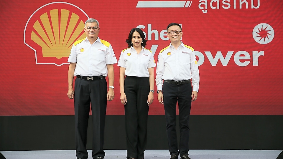 (From left to right) Shell Thailand led by Mr. Panun Prachuabmoh, Country Chairman, Ms. Ornuthai Na Chiangmai, Ultimate Potential Lead, Shell Shareholder Representative South Africa & Ukraine, Shell Mobility, and Mr. Ruengsak Sritanawiboonchai, Executive Director of Mobility Business, launched the new and improved Shell V-Power in Thailand at Parc Paragon, Siam Paragon.