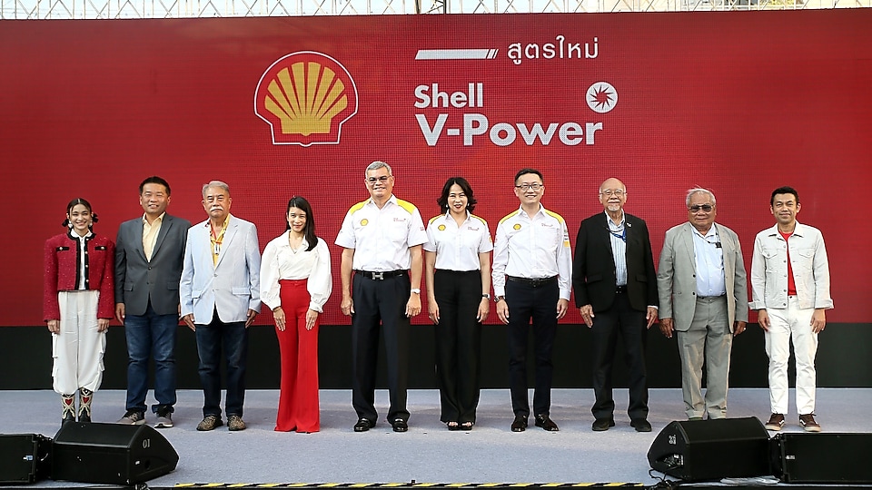 Shell Thailand executives: Mr. Panun Prachuabmoh, Country Chairman, Ms. Ornuthai Na Chiangmai, Ultimate Potential Lead, Shell Shareholder Representative South Africa & Ukraine, Shell Mobility, and Mr. Ruengsak Sritanawiboonchai, Executive Director of Mobility Business, with an executive from Cavallino Motors, senior executives of leading motoring media, Thanachaj Ujjin (Pod) and Marie Eugenie Le Lay (Zom)