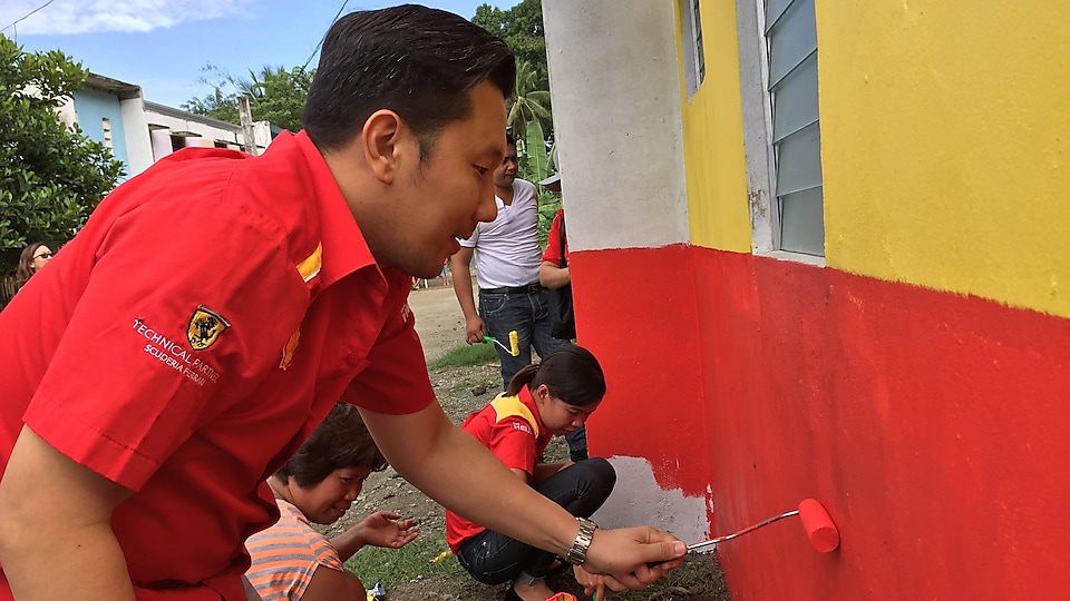 Shell staff help prepare the community’s new homes