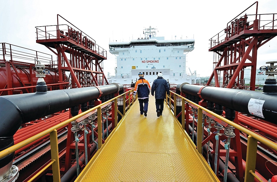 Shell employee walking along on a tanker Shell Chemical Magazine Autumn/Winter 2009 global marine logistics Operation