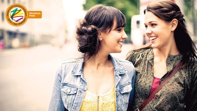 เด็กหญิงสองคนยิ้มให้กันในขณะที่เดินไปตามถนน