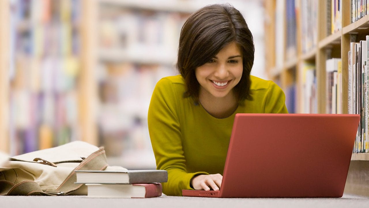 ผู้หญิงกำลังมองหน้าจอแล็ปท็อป