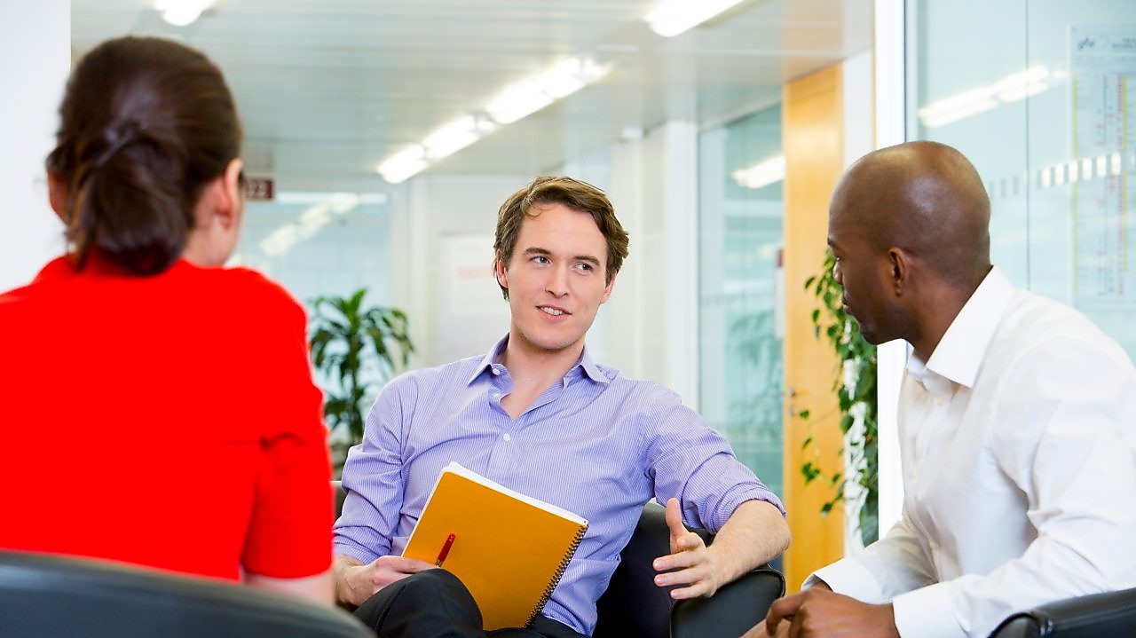 พนักงานสองคนกำลังสัมภาษณ์ผู้สมัคร