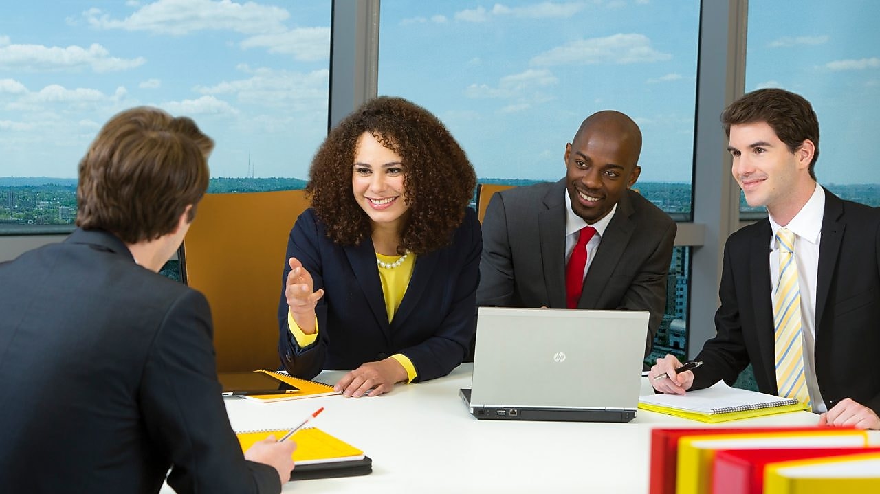 พนักงานเชลล์สี่คนกำลังประชุม