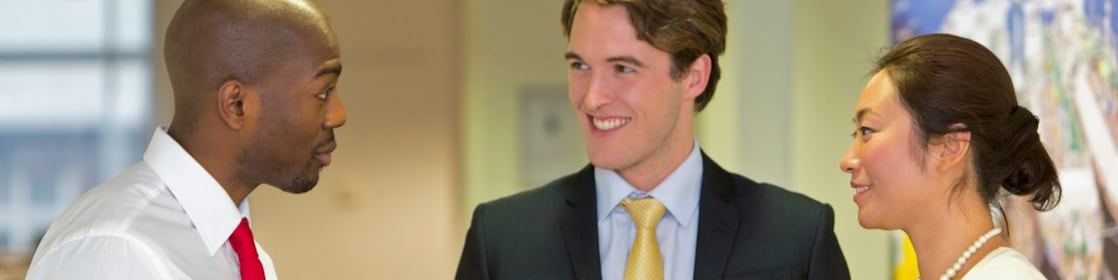 พนักงานสามคนปรึกษากันเรื่องงาน