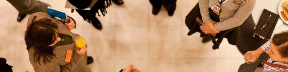 ภาพมุมสูงของกลุ่มพนักงานกำลังพูดคุยกันอยู่