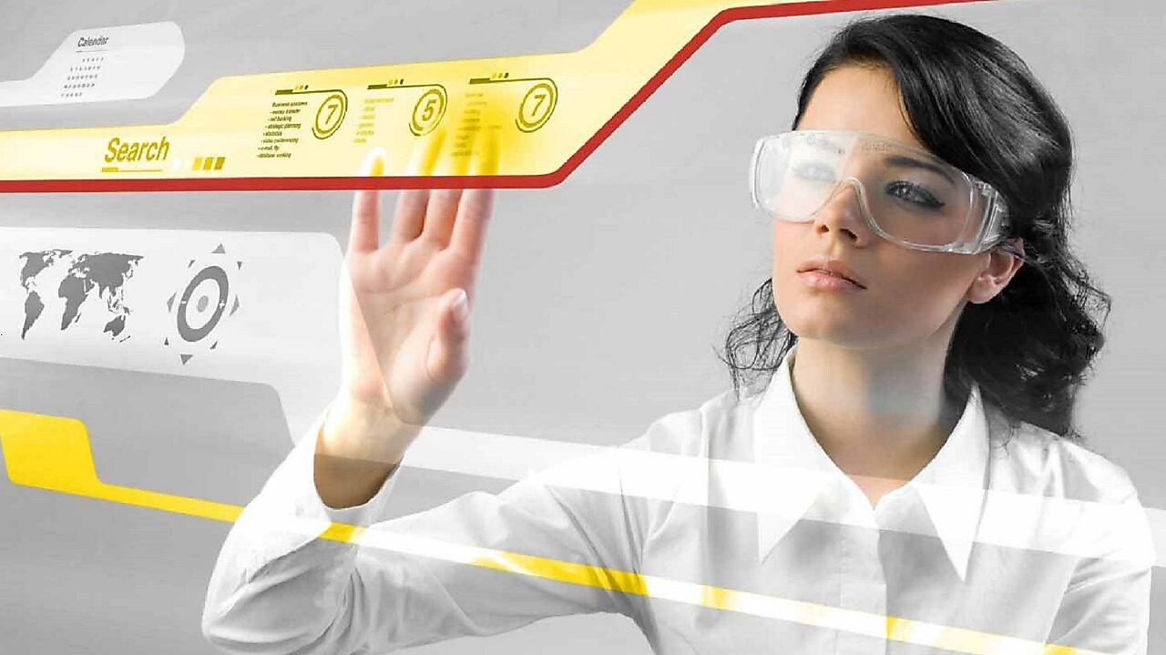 ผู้หญิงกำลังทำงานกับหน้าจอสัมผัสแบบดิจิทัล