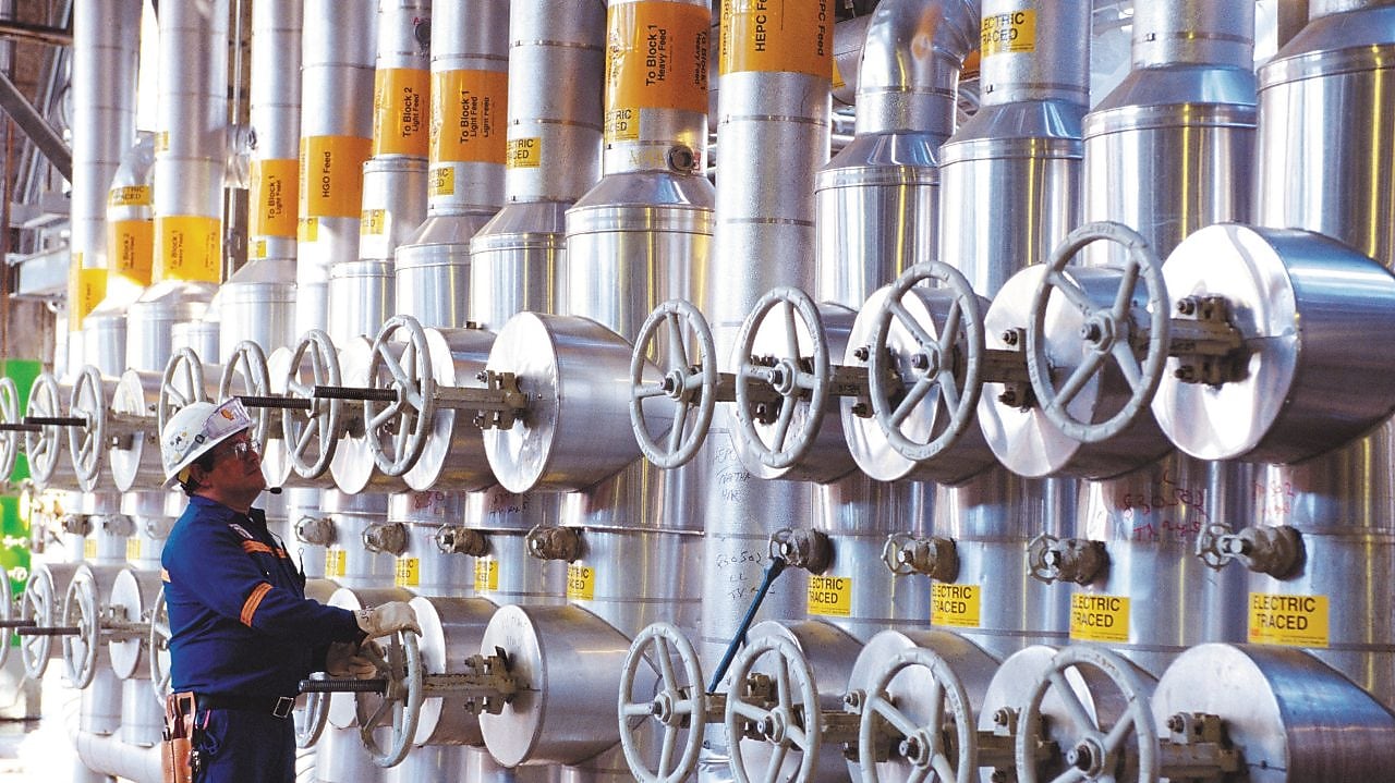 วิศวกรทำงานอยู่บน Feed Header ของโรงงานผลิตเอทิลีน OP-2 Deer Park ปี 2004