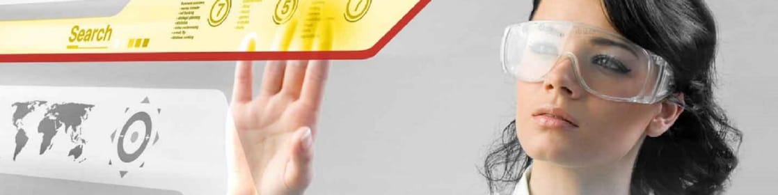 ผู้หญิงกำลังทำงานกับหน้าจอสัมผัสแบบดิจิทัล