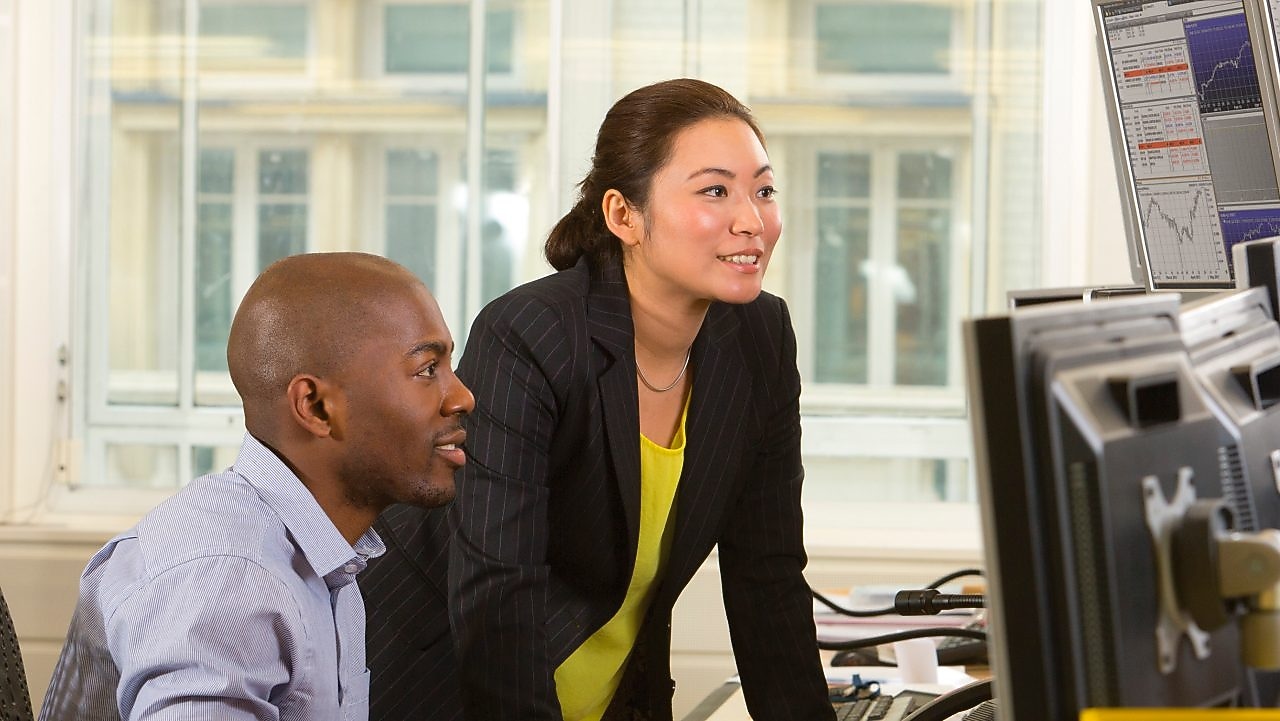 พนักงานกำลังมองหน้าจอคอมพิวเตอร์