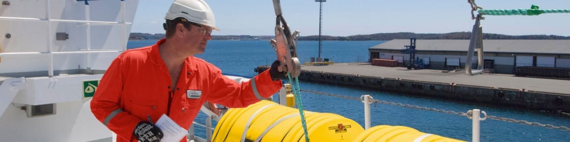 พนักงานยืนอยู่ในชุดสีแดง