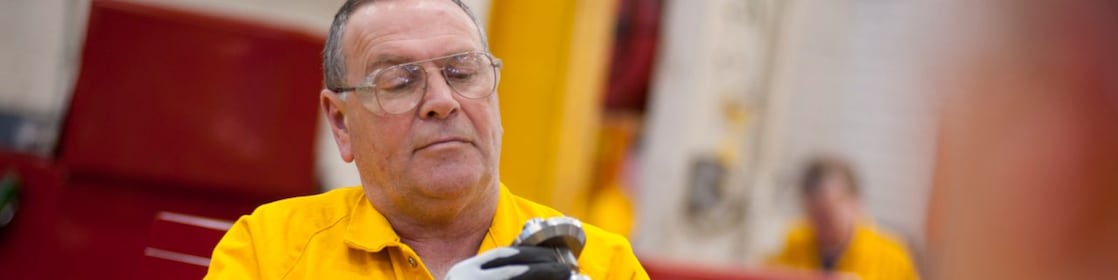 ผู้ปฏิบัติงานกำลังทำการตรวจสอบอุปกรณ์ 