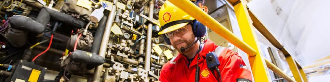 พนักงานจาก TACIT กำลังทำงานในห้องของโรงงาน