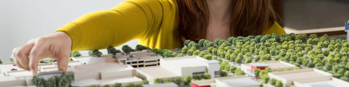 นักธุรกิจหญิงเชื้อสาวคอเคเชียนกำลังตรวจสอบโมเดลขนาด