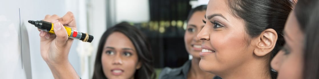 ผู้นำธุรกิจกำลังเขียนบนกระดาน