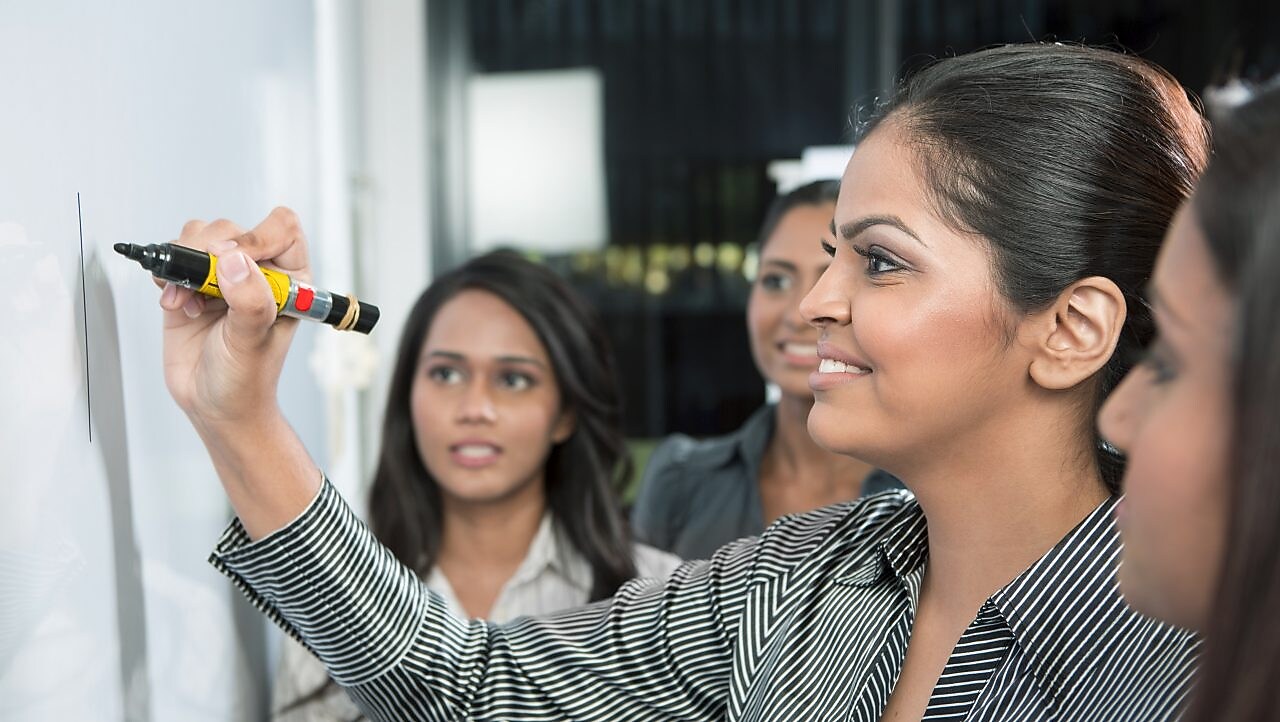 ผู้นำธุรกิจกำลังเขียนบนกระดาน