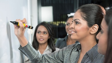 ผู้นำธุรกิจกำลังเขียนบนกระดาน