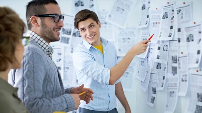 พนักงานชายคนหนึ่งกำลังนำเสนองาน