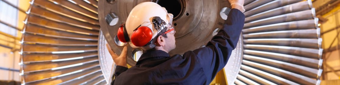 วิศวกรกำลังตรวจสอบกังหัน