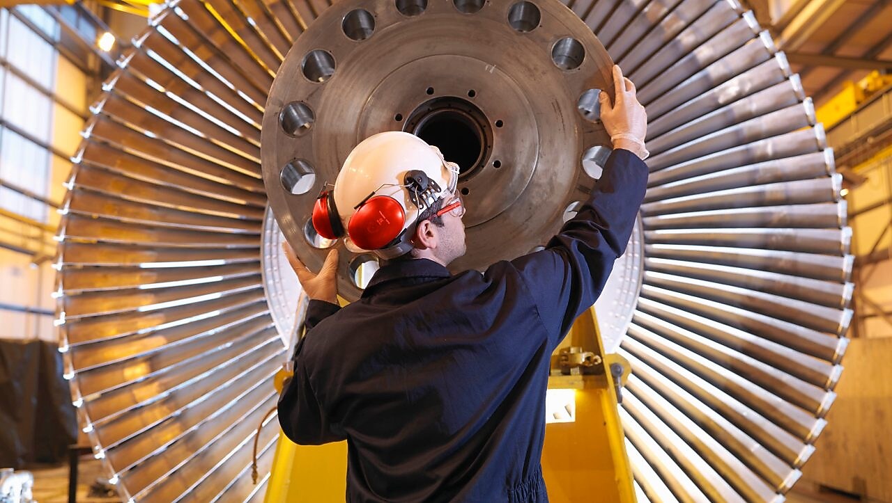 วิศวกรกำลังตรวจสอบกังหัน