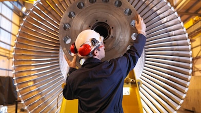 วิศวกรกำลังตรวจสอบกังหัน